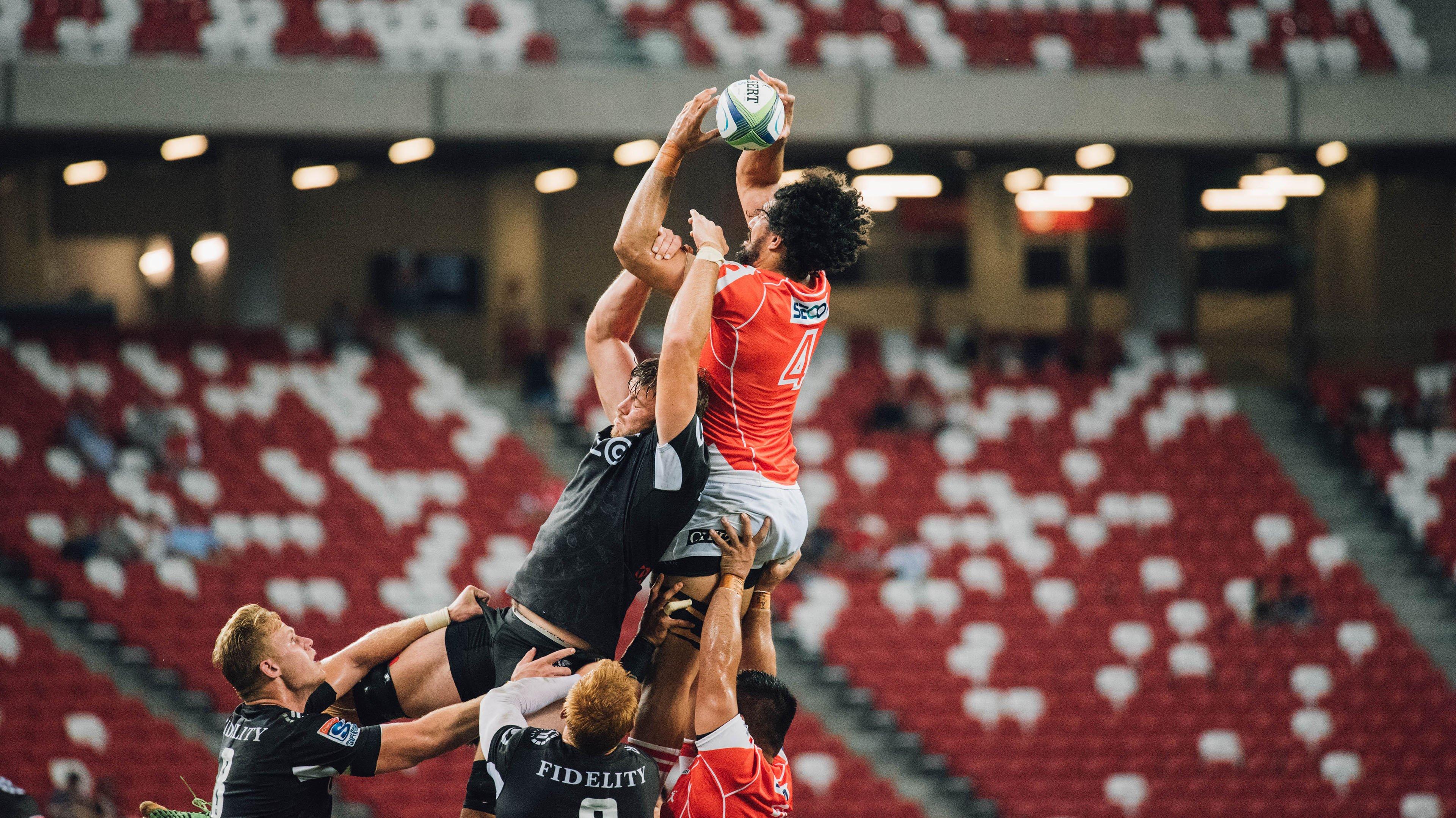 冰球联赛激战正酣，豪门对决引爆赛场，新秀表现抢眼